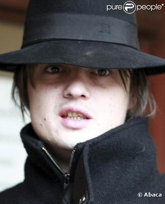 Pete Doherty avec les anciens membres des... Libertines ! Une reformation du groupe en perspective ?