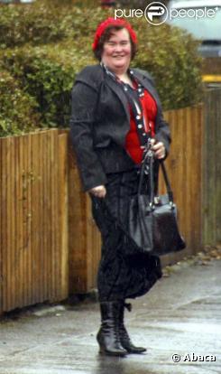 Susan Boyle devant chez elle à Blackburn