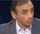 Eric Zemmour sur le fauteuil de l'interview d' On n'est pas couché , pour répondre aux questions de Ruquier et Naulleau.
