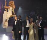 Nora Arnezeder et Jean Baptiste Maunier présentent leur scène pour le gala de l'union des artistes au cirque d'hiver Bouglione