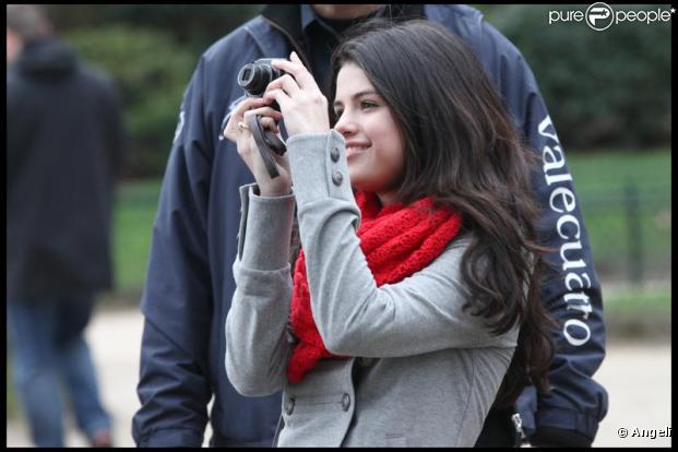 Après avoir visité la Tour Eiffel, Selena Gomez s'est rendue au musée du Louvre, mercredi 31 mars.