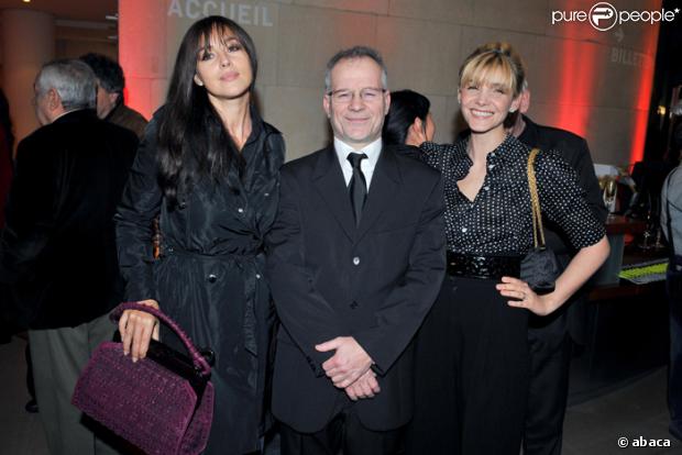 Thierry Fremeaux, chevalier de la Légion d'honneur, le 11 mars 2008, entouré de Monica Bellucci et Clotilde Courau.