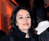 Thierry Fremeaux, fait chevalier de la Légion d'honneur, le 11 mars 2008, devant Claude Lelouch et Anouck Aimée.