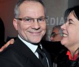 Carole Laure embrasse Thierry Fremeaux, fait chevalier de la Légion d'honneur, le 11 mars 2008.