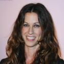 Ecoutez Alanis Morissette, très inspirée par la belle Gemma Arterton !