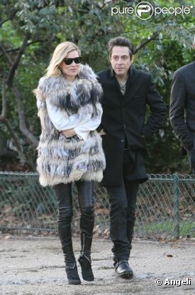 Kate Moss et Jamie Hince se promènent au Parc Monceau et vont ensuite dîner au Georges, dans le centre Georges Pompidou à Beaubourg à Paris le 3 avril 2010