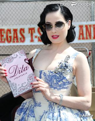 Dita Von Teese, habillée par Vivienne Westwood, dédicace son livre Stripteese à Las Vegas le 3 avril 2010