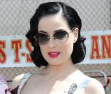 Dita Von Teese, habillée par Vivienne Westwood, dédicace son livre Stripteese à Las Vegas le 3 avril 2010