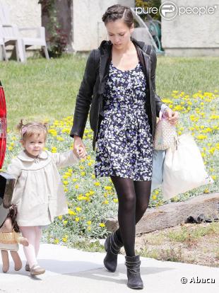 Jessica Alba et Cash Warren vont chercher leur petite Honor chez un ami. Los Angeles 4/04/2010
