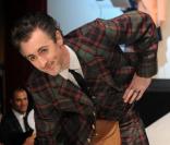 Alan Cumming défile en kilt lors du gala de charité  Dressed to kilt , le 5 avril à New York.