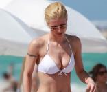 La magnifique Michelle Hunziker, se prélassant sur une plage de South Beach, à Miami, le 6 avril 2010.