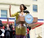 Michelle Obama est au Pentagone pour rencontrer le personnel militaire et civil. Le secrétaire chargé de la Défense est à ses côtés. 09/04/2010