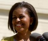 Michelle Obama est au Pentagone pour rencontrer le personnel militaire et civil. Le secrétaire chargé de la Défense est à ses côtés. 09/04/2010