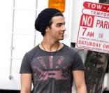 De retour de vacances, Joe Jonas se rend à une séance photo en compagnie de son garde du corps, à Hollywood, le samedi 10 avril.