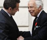Nicolas Sarkozy et Ralph Lauren lors de la décoration de Ralph Lauren. Le 15 avril 2010