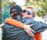Larry King et sa future ex-épouse Shawn Southwick se retrouvent pour supporter leur fils à un de ses matchs de baseball. Actuellement en pleine demande de divorce, ils semblent très bien s'entendre le 15 avril 2010