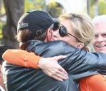 Larry King et sa femme Shawn Southwick très proche à l\'occasion d\'un tournoi de baseball de leur fils le 15 avril 2010