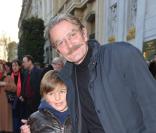 Frédéric Thiriez et son fils lors du gala d'Amnesty International France, ''musique contre l'oubli'', au théâtre des Champs-Elysées à Paris le 16 avril 2010