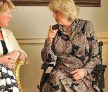 Camilla Parker Bowles effectuait le 21 avril 2010 sa première sortie depuis son accident de randonnée, 2 semaines avant...