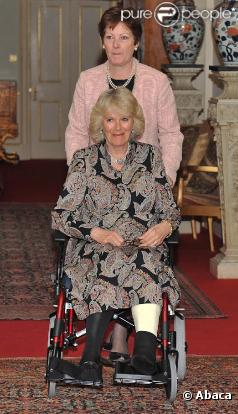 Camilla Parker Bowles effectuait le 21 avril 2010 sa première sortie depuis son accident de randonnée, 2 semaines avant...