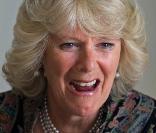 Camilla Parker Bowles effectuait le 21 avril 2010 sa première sortie depuis son accident de randonnée, 2 semaines avant...
