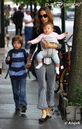 Sarah Jessica Parker se promène avec sa fille Marion et son fils James Wilkie à New York le 22 avril 2010