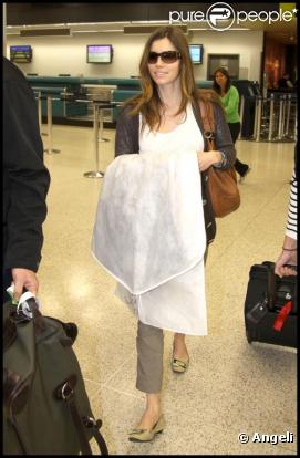 Jessica Biel à l'aéroport de Miami, le 23 avril 2010
