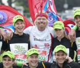Marathon de Londres 2010 : Les enfants de Richard Branson ont fait la chenille humaine vert fluo avec Beatrice d'York et son boyfriend, et 30 autres coureurs !