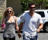 La chanteuse LeAnn Rimes se promène avec son amoureux Eddie Cibrian le 26 avril 2010 en Californie  