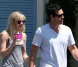 La chanteuse LeAnn Rimes se promène avec son amoureux Eddie Cibrian le 26 avril 2010 en Californie  