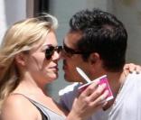 La chanteuse LeAnn Rimes se promène avec son amoureux Eddie Cibrian le 26 avril 2010 en Californie  