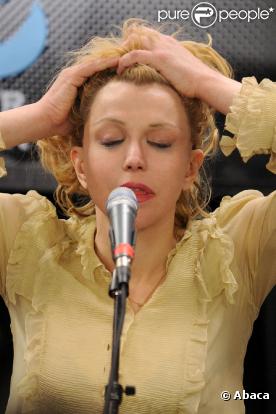 Courtney Love performe afin d'assurer la promo de son nouvel album Nobody's Daughter chez Best Buy à New York le 26 avril 2010