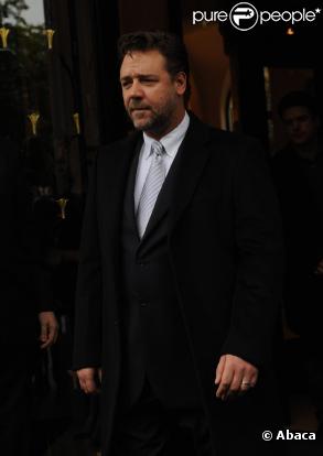 Russell Crowe quitte l'hôtel George V à Paris le 27 avril 2010