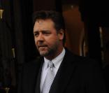 Russell Crowe quitte l\'hôtel George V à Paris le 27 avril 2010