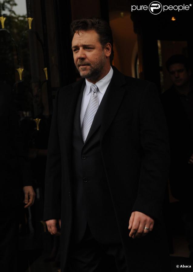 Russell Crowe quitte l'hôtel George V à Paris le 27 avril 2010