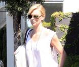 Charlize Theron dans les rues de West Hollywood le 30 avril 2010