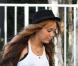 Miley Cyrus s'offre une virée shopping avec une amie, à Los Angeles, avant de se rendre dans un restaurant de sushis, samedi 1er mai.