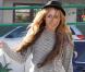 Miley Cyrus s'offre une virée shopping avec une amie, à Los Angeles, avant de se rendre dans un restaurant de sushis, samedi 1er mai.