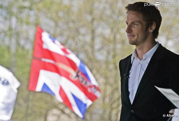 Le champion du monde de Formule 1 Jenson Button, à l'occasion de l'hommage de la ville de Frome, en Angleterre, qui lui a remis les clefs de la ville, en mai 2010.