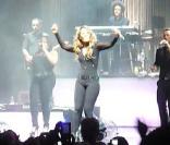 La chanteuse française Amel Bent en concert à L'Olympia, le 4 mai 2010 à Paris