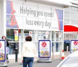 Susan Boyle à la sortie de son magazin Tesco à Bathgate en Ecosse le 6 mai 2010