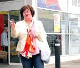 Susan Boyle à la sortie de son magazin Tesco à Bathgate en Ecosse le 6 mai 2010