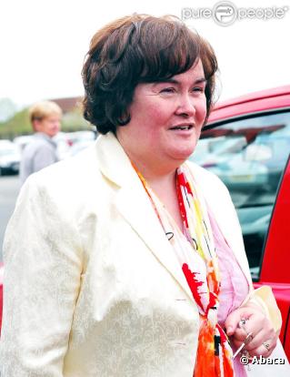 Susan Boyle à la sortie de son magazin Tesco à Bathgate en Ecosse le 6 mai 2010