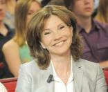 Béatrice Schönberg sur le plateau de l\'émission Vivement Dimanche, diffusée le 9 mai 2010.