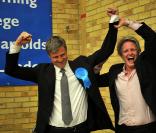 Le clan Goldsmith célèbre la victoire de Zac Goldsmith au soir des élections le 7 mai 2010 à Richmond upon Thames : Zac et son agent super content 