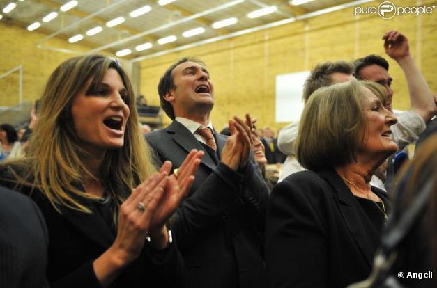 Le clan Goldsmith célèbre la victoire de Zac Goldsmith au soir des élections le 7 mai 2010 à Richmond upon Thames : Jemima Khan et sa mère Lady Goldsmith 