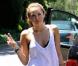 Miley Cyrus fait un signe aux photographes, à Toluka Lake, le samedi 8 mai.