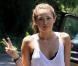 Miley Cyrus fait un signe aux photographes, à Toluka Lake, le samedi 8 mai.