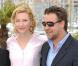 Cate Blanchett, la ''fiancée'' de nacre de Russell Crowe, illumine la Croisette !