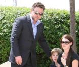 Russell Crowe avec sa femme et l\'un de ses enfants lors du photocall de Robin  des Bois le 12 mai 2010 pendant le festival de Cannes